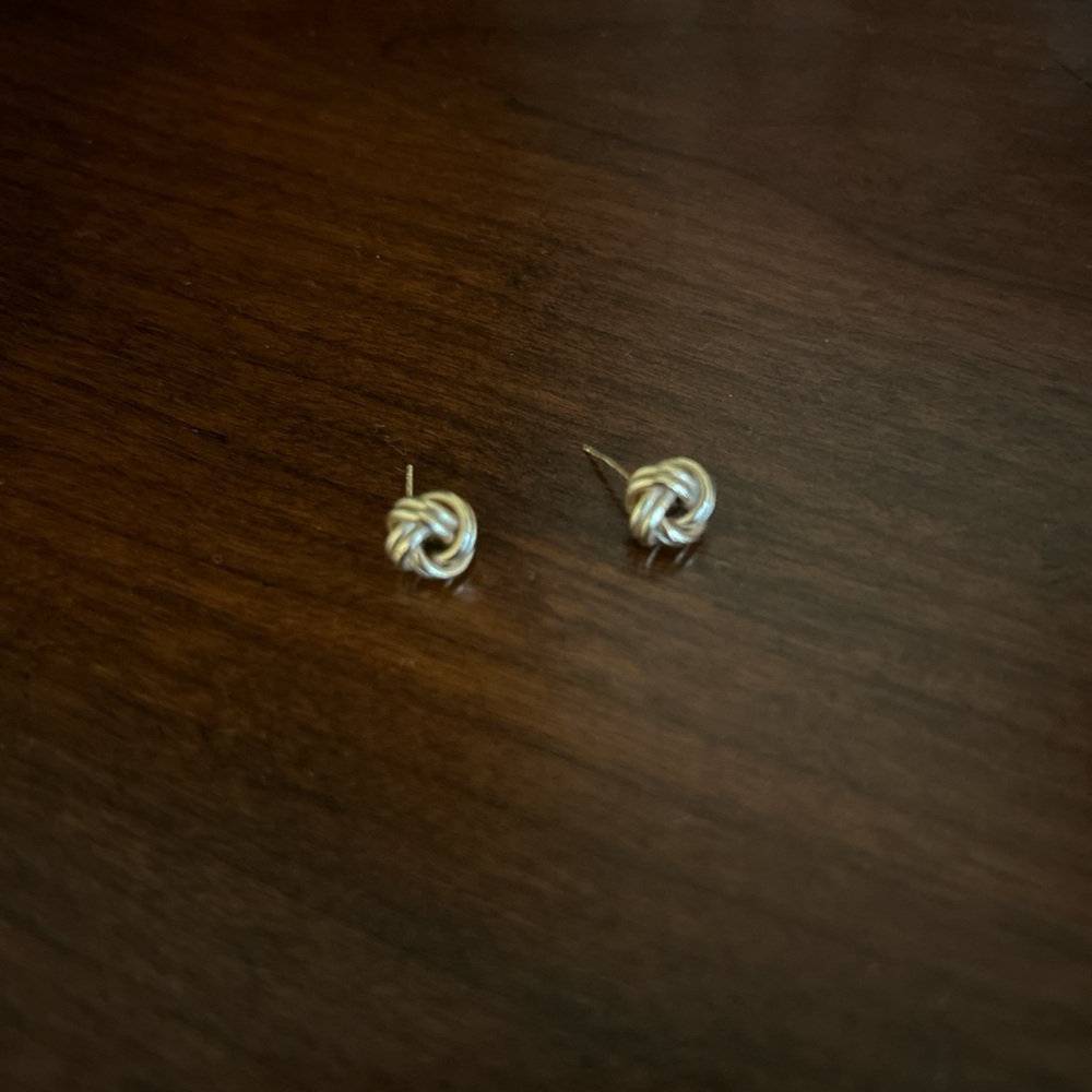14kt gold knot earrings!